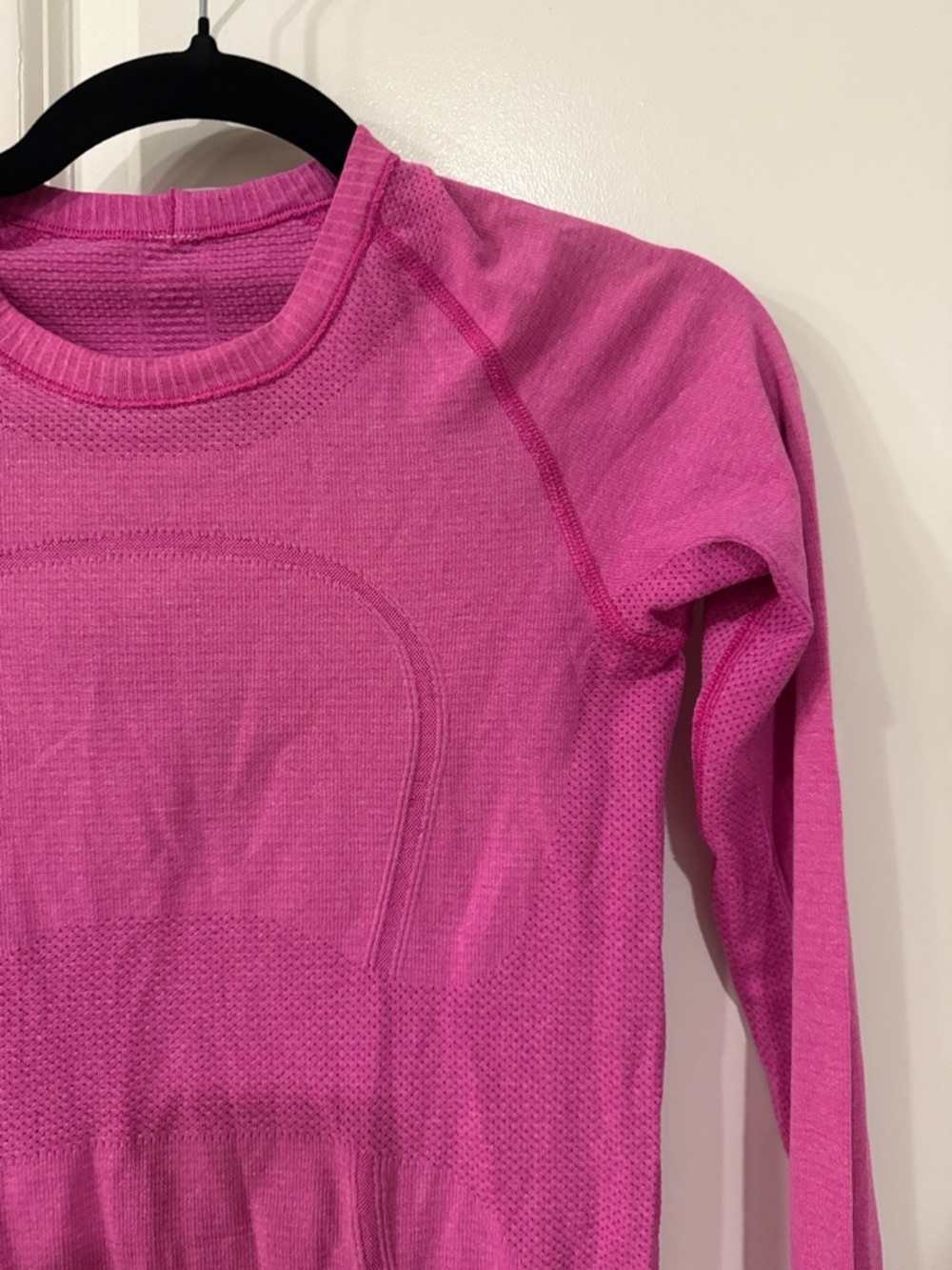 Lightly worn lululemon Women's Long-Sleeve Seamless Active Top - Hot Pink size 4 - Picture 5 of 13